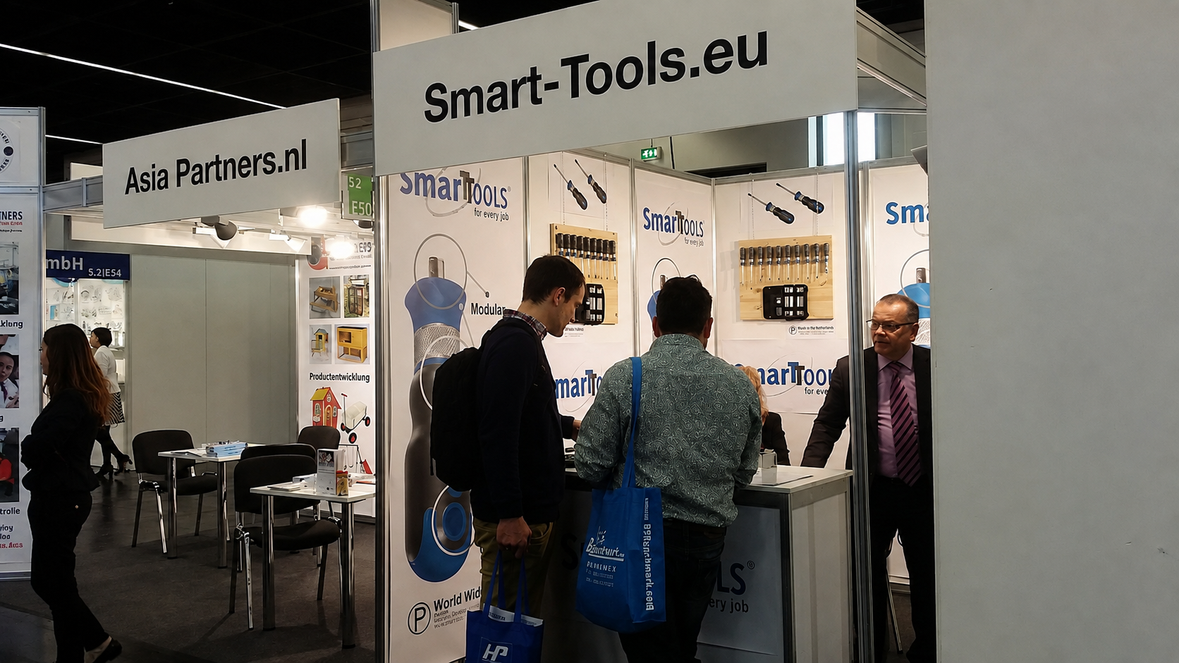 Smart-Tools trade-show scene with industry professionals in face-to-face conversation
